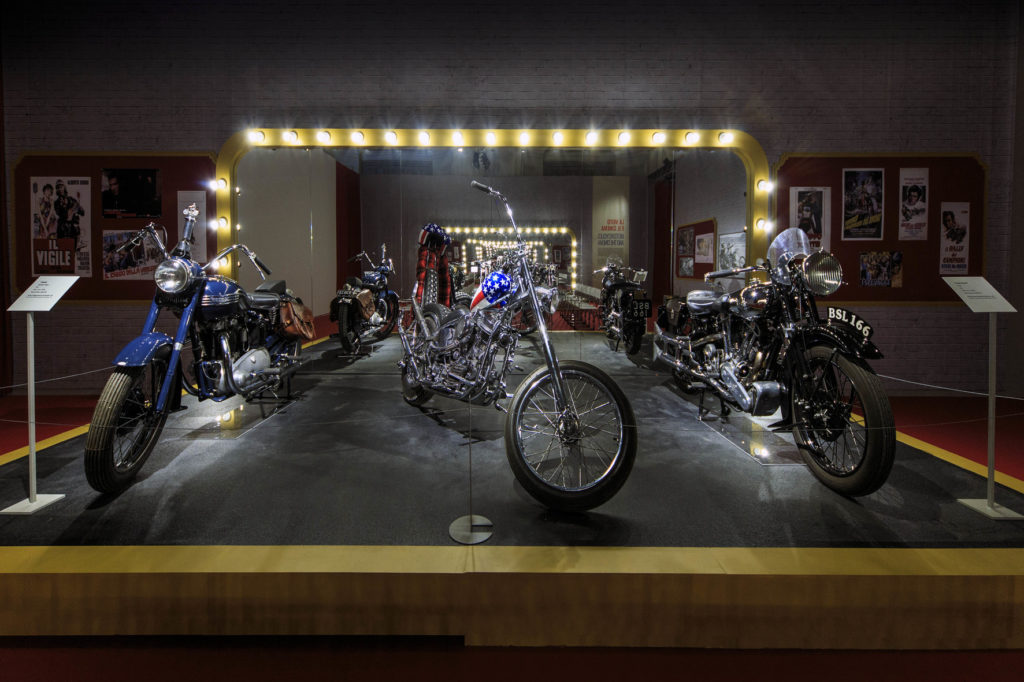 REGGIA-26- mostra Easy Rider-IMG_9687-al centro moto dal film easy rider