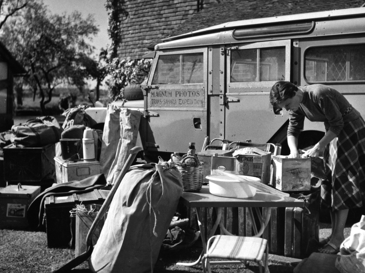 GB. England. Kent. 1957. Jinx Rodger preparing the Land Rover for the Trans-Sahara Expedition.